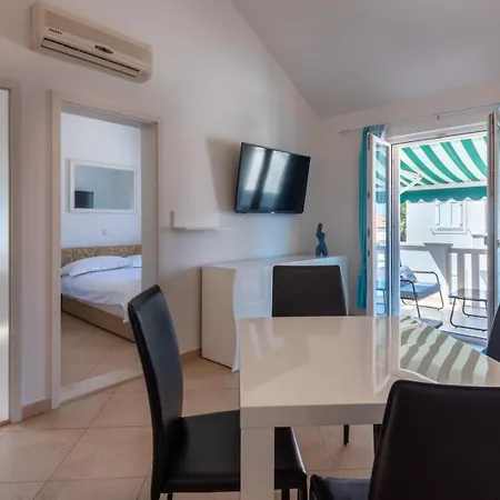 Bruno 3 - Two-room Penthouse - Wonderful View Of The Sea - The Location, First Row To The - 10 Minutes From Supetar Ferry Port - Free Secured Parking - Facilities Nearby Apartmán