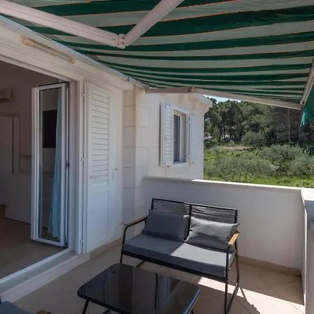 Appartamento Bruno 3 - Two-room Penthouse - Wonderful View Of The Sea - The Location, First Row To The - 10 Minutes From Supetar Ferry Port - Free Secured Parking - Facilities Nearby *