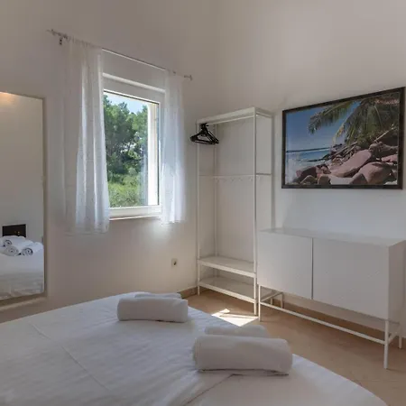 Bruno 3 - Two-room Penthouse - Wonderful View Of The Sea - The Location, First Row To The - 10 Minutes From Supetar Ferry Port - Free Secured Parking - Facilities Nearby Appartamento Sutivan